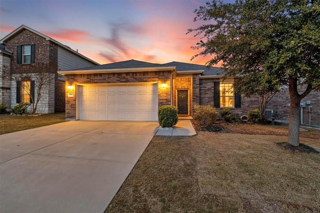 Photo of 2409 Buelingo Lane, Fort Worth, TX 76131 (MLS # 21150457)