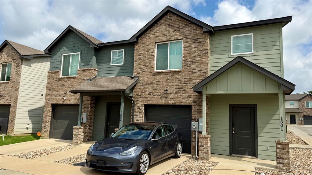 Photo 1 of 13 — 1301-1302 Boxwood Lane, Forest Hill, TX 76140