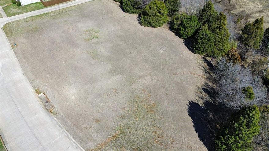 1.074 Acres, can build 3 or 4 houses. Water and sewage are nearby.