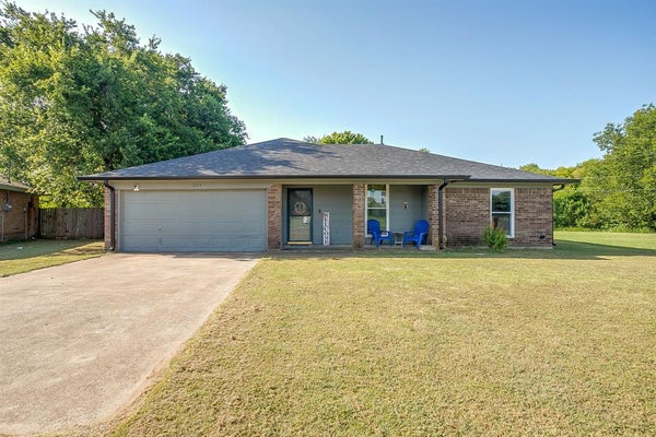 1225 SANDSTONE DR, CLEBURNE, TX 76033 - Image e5ca6529dc74aee0e4939a08daf5ba63/118428385