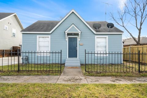 Photo of 612 W 5th Street, Dallas, TX 75208 (MLS # 21223756)