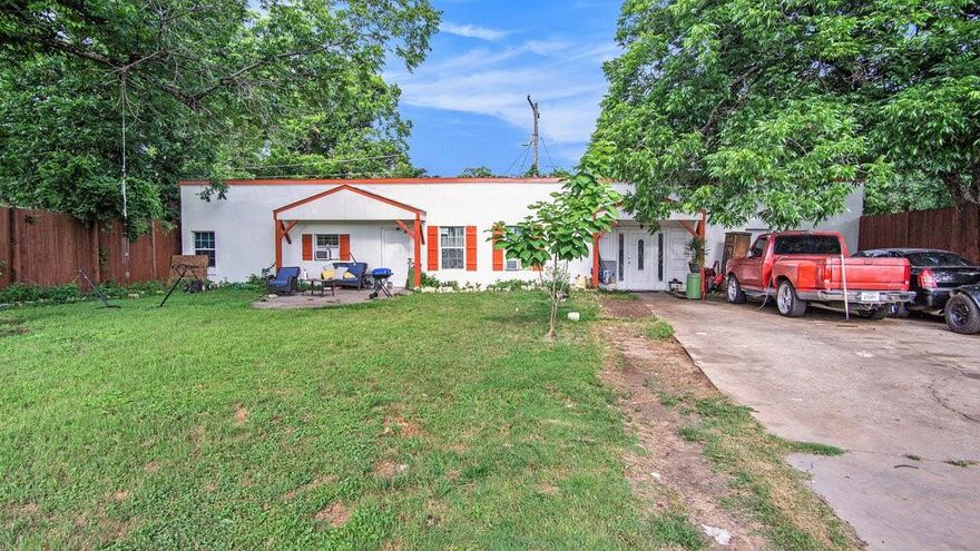 This unique home is located in close proximity to downtown Fort Worth, and boasts 4 bedrooms and 2 bathrooms. Featuring
stunning tile floors, the bedrooms have been recently updated with new LVP. The fenced yard is beautifully landscaped, and
presents a great opportunity for you to unleash your creativity and make it your own.