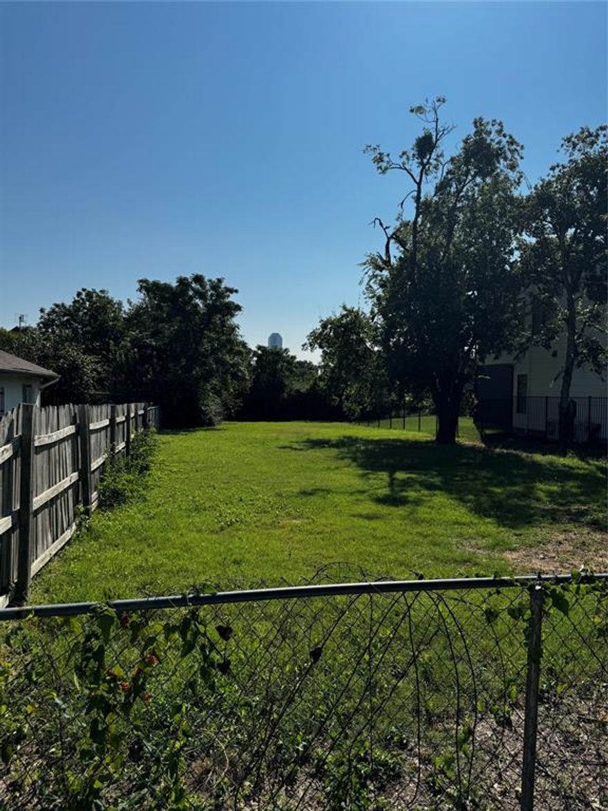 Sitting minutes from Downtown and just around the corner from Trinity Groves, this lot is begging you to build your dream home on it. The beautiful Dallas Skyline looks over this large residential lot while more and more developments are popping up around it. Don't miss your opportunity to live with a breathtaking view and in a fabulous location that has nothing but new restaurants and upgrades in its future.
