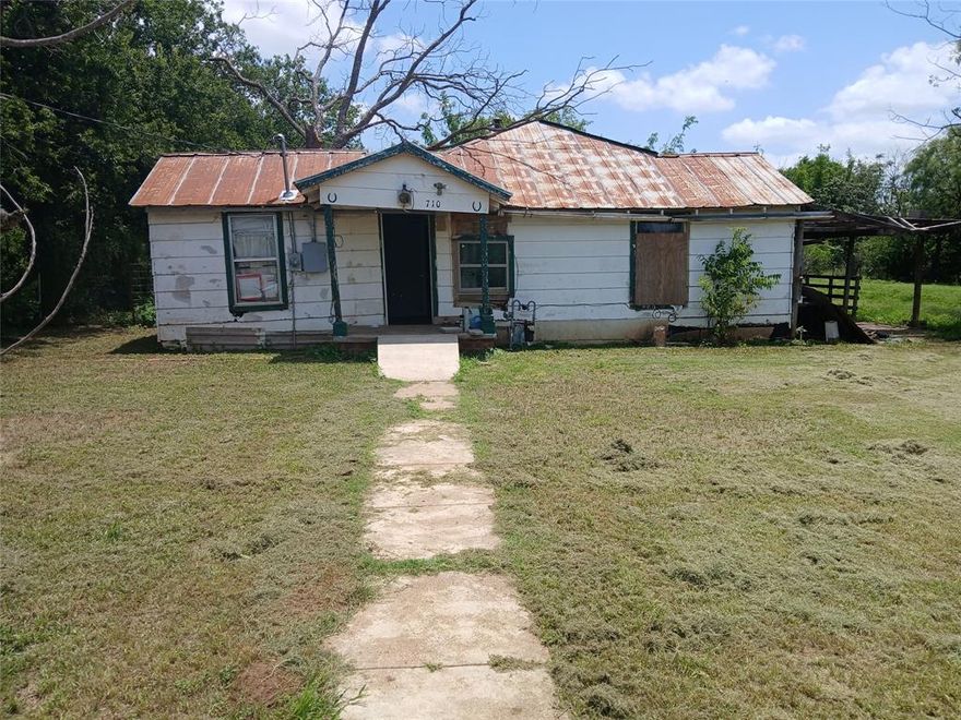 THIS LITTLE HOUSE IN NEED OF REPAIR, SITS ON A GOOD SIZE LOT. VERY SECLUDED FOR PRIVACY. HAS 3 BEDROOMS OR EXTRA FAMILY ROOM, 1 BATH, SMALL DINING AREA WITH SEPERATE KITCHEN AREA.
CALL FOR YOUR APPOINTMENT TO SEE IF THIS IS SOMETHING YOU COULD FIX TO BE YOUR DREAM HOME.

NO OWNER FINANCING!! ALL OFFERS NEED TO BE MADE BY EMAIL. NO OFFERS ACCEPTED BY TEXTING. TEXTING FOR APPOINTMENT ONLY.