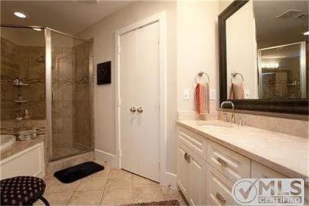 Shelby Court Oaklawn Condos - Residential