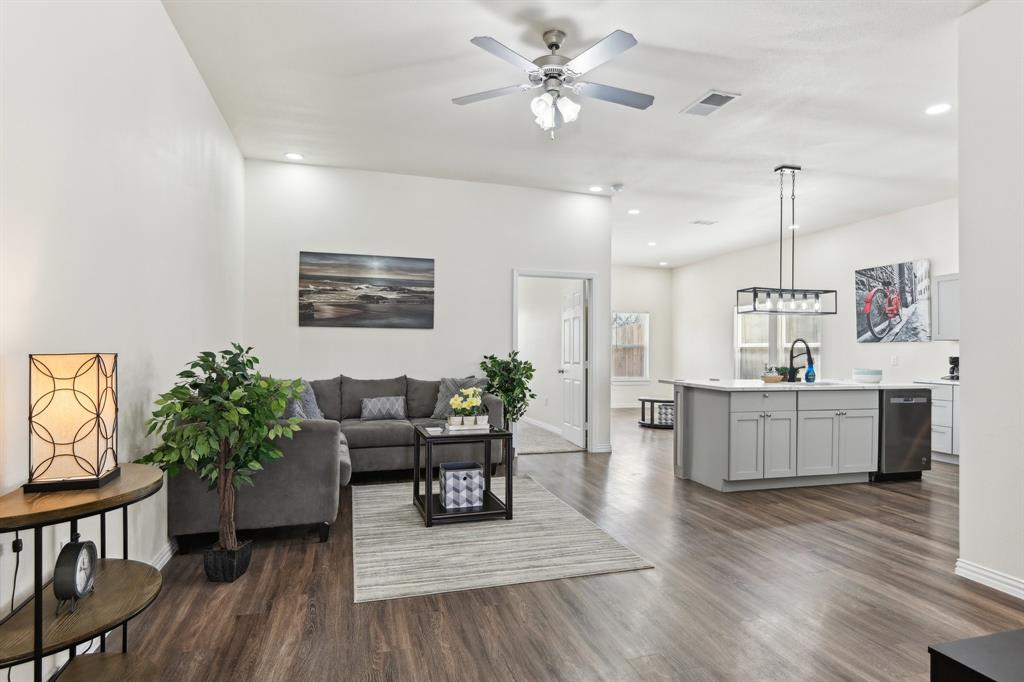 744 E bluebonnet Drive