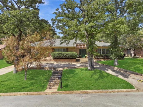 Photo of 609 Ambassador Street, Denison, TX 75020 (MLS # 21390800)
