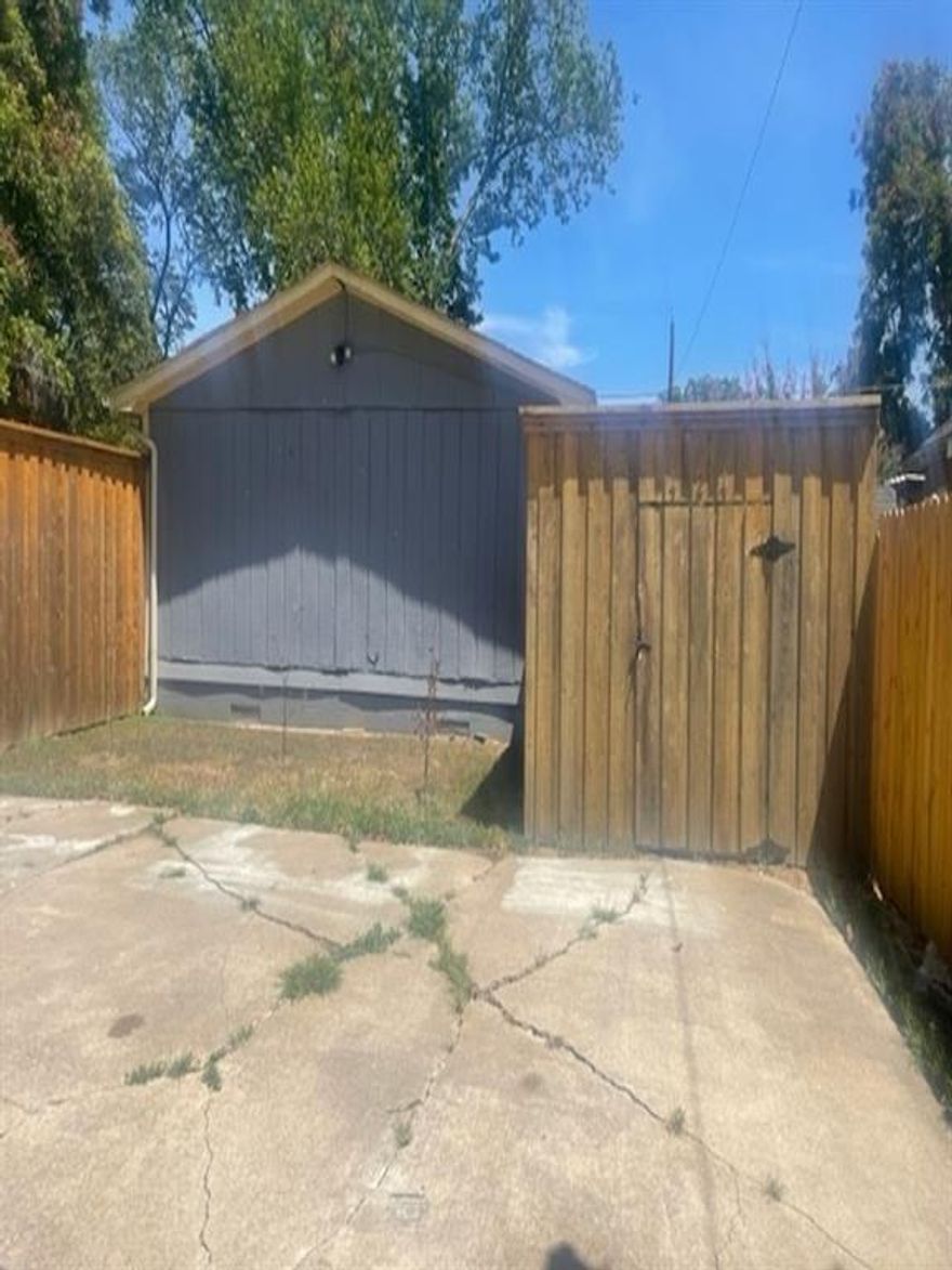 DUPLEX in Mt. Auburn Neighborhood (NE Dallas) 2 Bedroom, 1 bath Duplex Rental with off street parking. Located near the Santa Fe Trail & Lower Greenville areas. 10 minutes from Downtown and easy commute to White Rock Lake.  Kitchen features Refrigerator, Microwave, Stove.  New flooring throughout home, Fully fenced backyard and private entrance, AC (Central Air and heat).