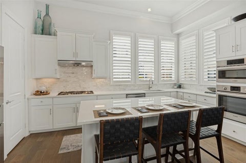 Photo of 617 Dalton Lane, Irving, TX 75039 (MLS # 21414486)