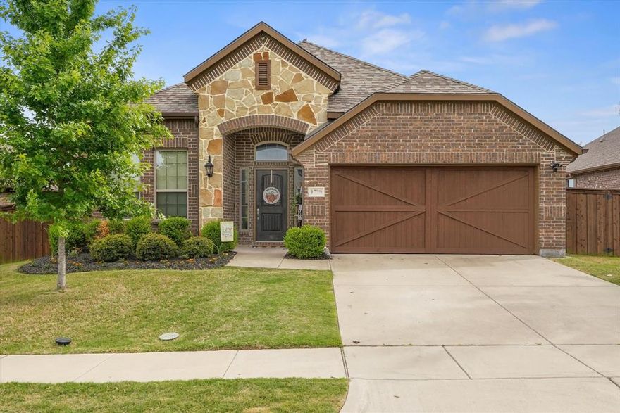 Welcome to this beautifully maintained home in the highly sought-after Sonoma Verde community in McLendon-Chisholm, zoned to top-rated 
Rockwall ISD! This 4-bedroom, 2-bath home offers a spacious open-concept layout designed for both everyday living and effortless entertaining. The light-filled living area flows seamlessly into the kitchen. The private primary suite offers a relaxing retreat with an en-suite bath and walk-in closet, while three additional bedrooms provide flexibility for guests, a home office, or growing needs. Step outside to a spacious backyard ready for outdoor enjoyment. Enjoy resort-style living with Sonoma Verde’s exceptional amenities, including a clubhouse, resort-style pool, playground, basketball court, scenic walking and biking trails, and serene green spaces. Conveniently located just minutes from dining, shopping, and entertainment—with quick access to Rockwall and nearby Buc-ee's for everyday convenience and travel needs.
A perfect blend of comfort, community, and location—this home is ready to welcome its next owner!