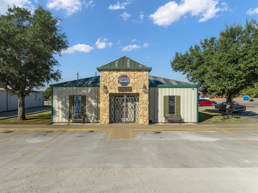 Photo of 1225 N Brazos Street N, Whitney, TX 76692 (MLS # 21391456)