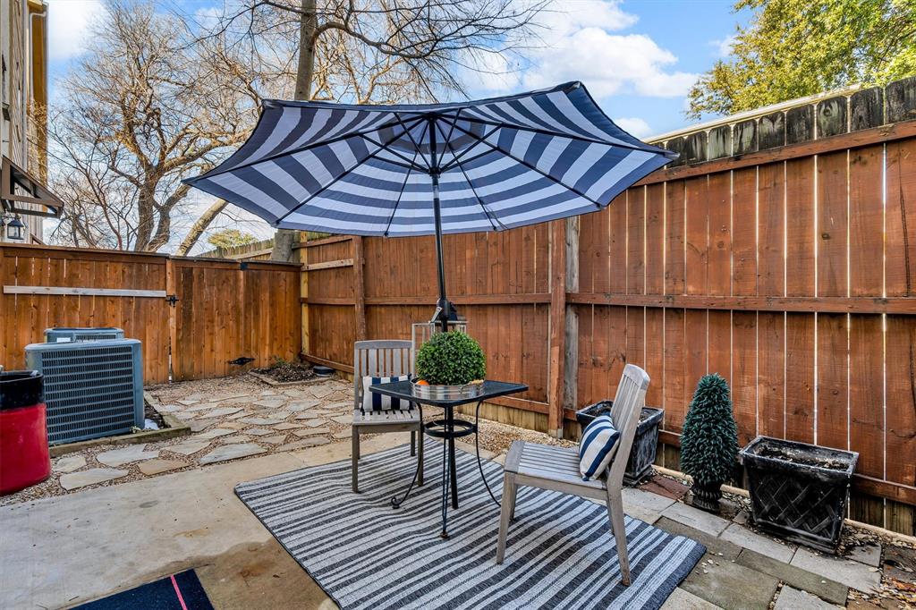 Carreras Twnhms Condos - Residential