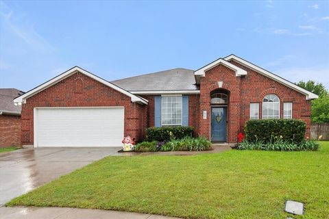 Photo of 202 Creek Point Lane, Arlington, TX 76002 (MLS # 21244316)