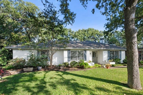 Photo of 929 Madison Square, Corsicana, TX 75110 (MLS # 21393900)