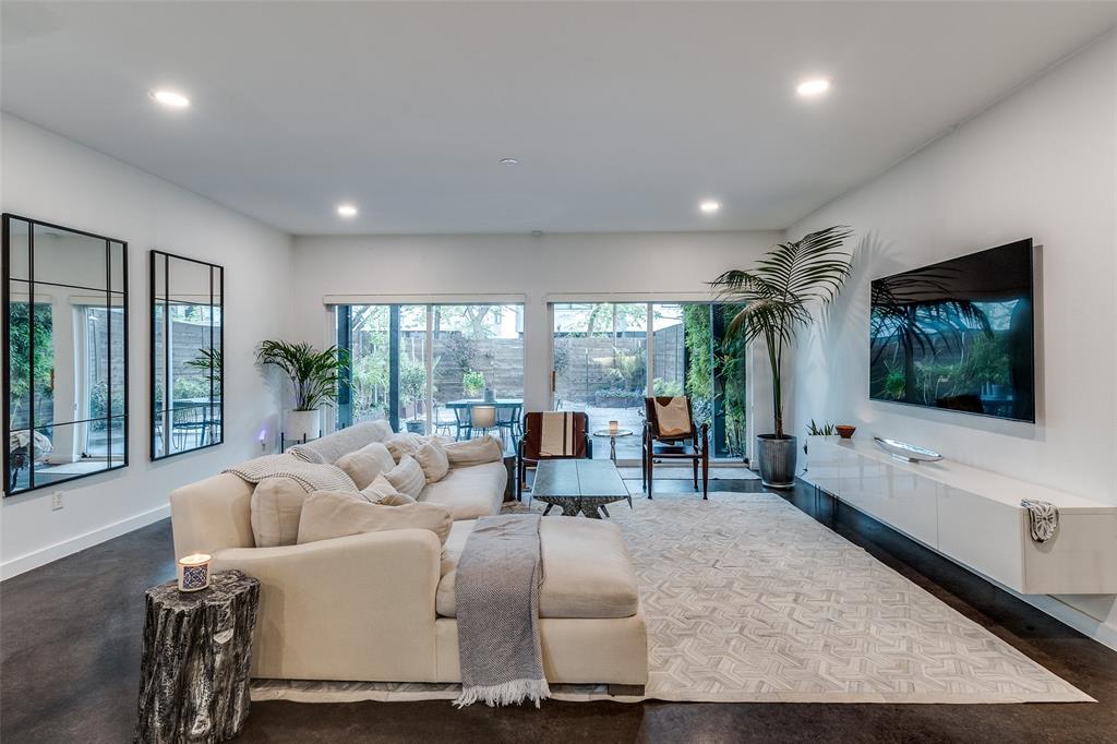 ROSS AVE - Residential Lease