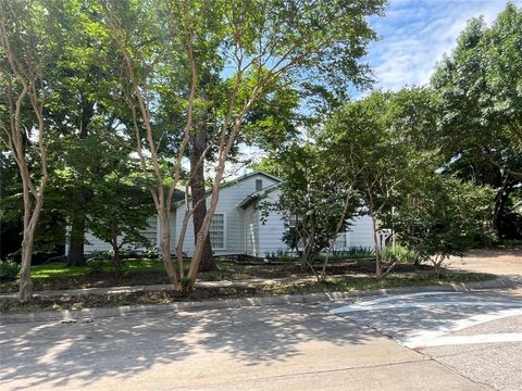 Photo of 400 Edgefield Drive, Garland, TX 75040 (MLS # 21284327)