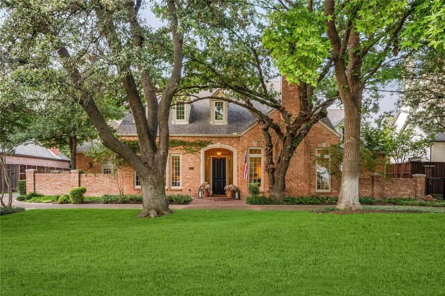 This single-story gem, by Dallas architect Stephen Chambers, AIA, is on a .344-acre lot in one of Preston Hollow’s desired streets. The 3-bedroom, 4.5 bath offers living and dining rooms with 12’ ceilings and 9’ French doors opening to New Orleans-style brick courtyards. A center hallway serves as a gallery with custom Control4 lighting. The warm neutral pallet from renowned Napa interior designer Howard Backen and dark herringbone floors offer charm and design appeal. The great room features a Nancy-Meyer-inspired family room with a 20’ ceiling and a wall of French doors that opens to an 800’ covered back patio. This “second living room” has a raised ceiling, fireplace, TV, full outdoor kitchen, and ample green space. Each of the 3 bedrooms boast en-suite bathrooms, dark wood floors, and 12’ ceilings. Plus, a home office offers a dedicated “WFH” space with built-in desk and bookcases. An airconditioned potting shed adds utility. Includes 2-car garage, neighborhood security patrol.