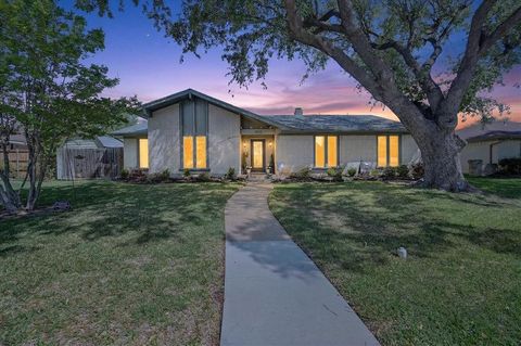 Photo of 1603 Valleycrest Lane, Carrollton, TX 75006 (MLS # 21245933)