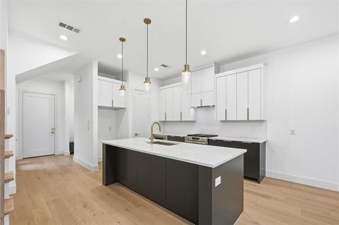 Photo of 5631 E Side Avenue, Dallas, TX 75214 (MLS # 21173266)