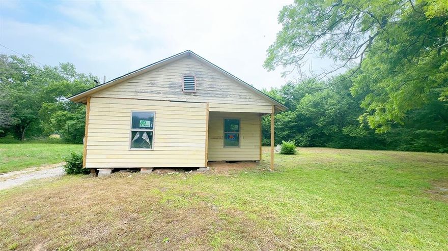 Great investment opportunity, this property needs full rehab but great potential for the right investor, new roof. It's perfect for fix and flip or long term rental. Don't miss out