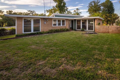 Photo of 1715 Ridgeview Dr, Tyler, TX 75701 (MLS # 21091264)