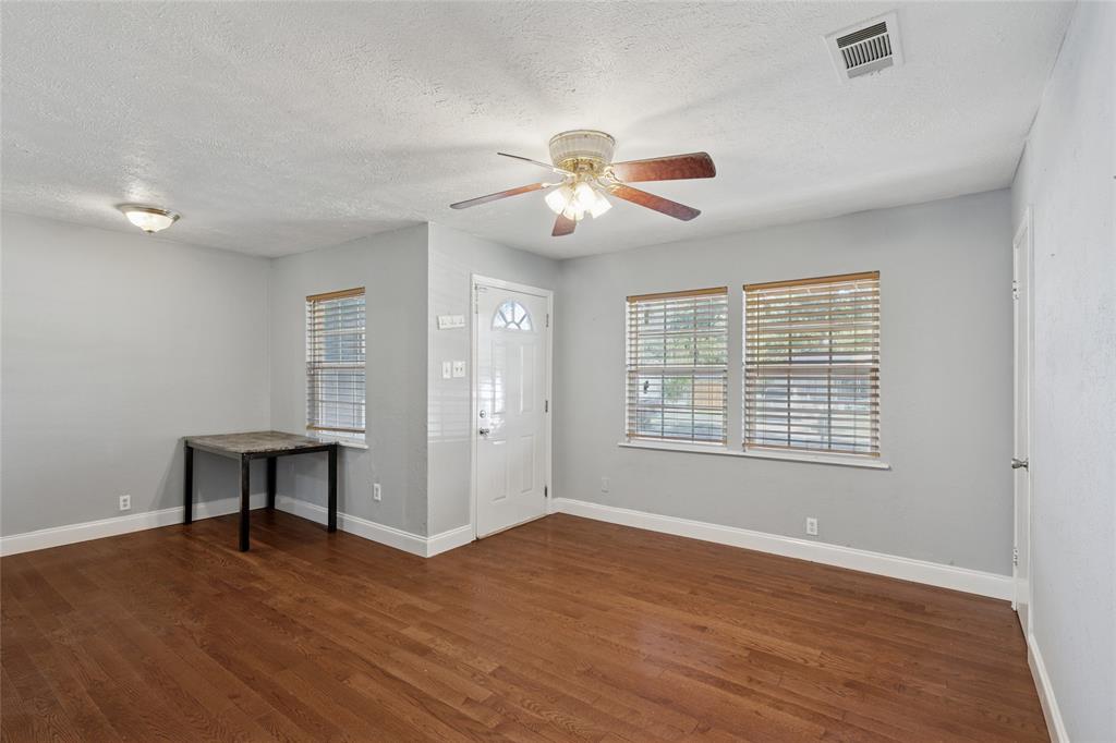 1304 E Lovers Lane