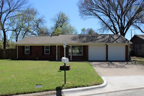 Photo of 124 Oakhurst Drive, Bedford, TX 76022 (MLS # 21197781)