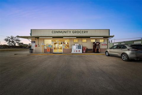 203 W Pine Street West TX 76691