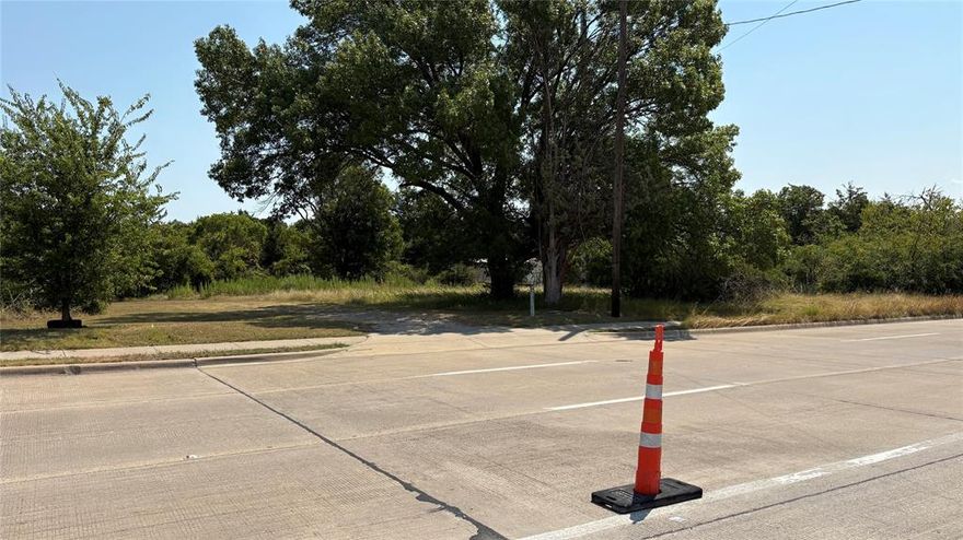 Rare site with exceptional visibility and unbeatable proximity to UNT Dallas and major highways. Ideal for student-oriented services, professional offices, medical clinical, or institutional development.
• Less than 1 mile from University of North Texas Dallas Campus
• Less than 1 mile from UNT Dallas Bus Station
• Less than 1 mile from I-20
• Less than 2 miles from I-35
• Approximately 210 feet of frontage on six-lane University Hills Blvd.
• ±0.67 acres (per survey)
• Zoned City of Lancaster Campus District – flexible for campus-supporting and complementary uses
• Former residential site – structure removed after fire
Do not miss this strategically located development site in one of Dallas’s fastest-growing university submarkets!