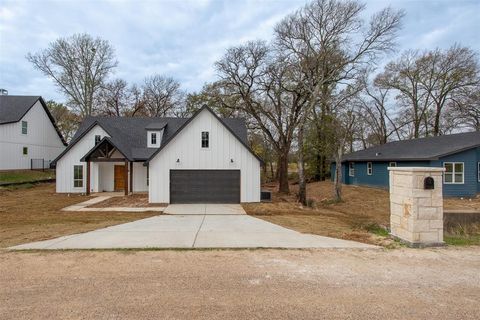 A home in Mabank