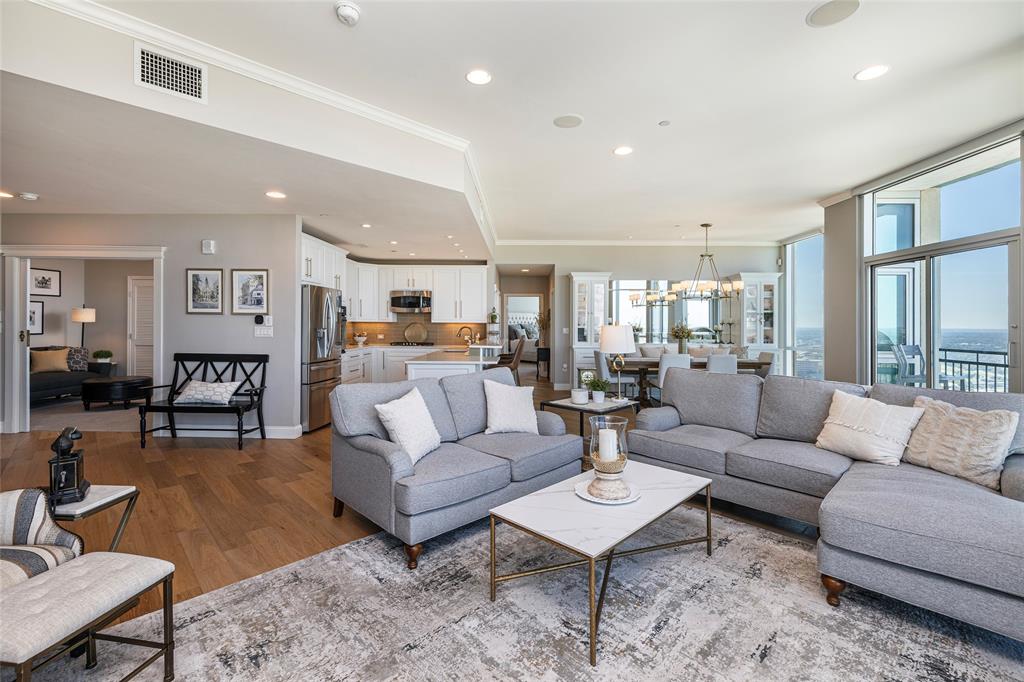 500 Throckmorton Street 3206