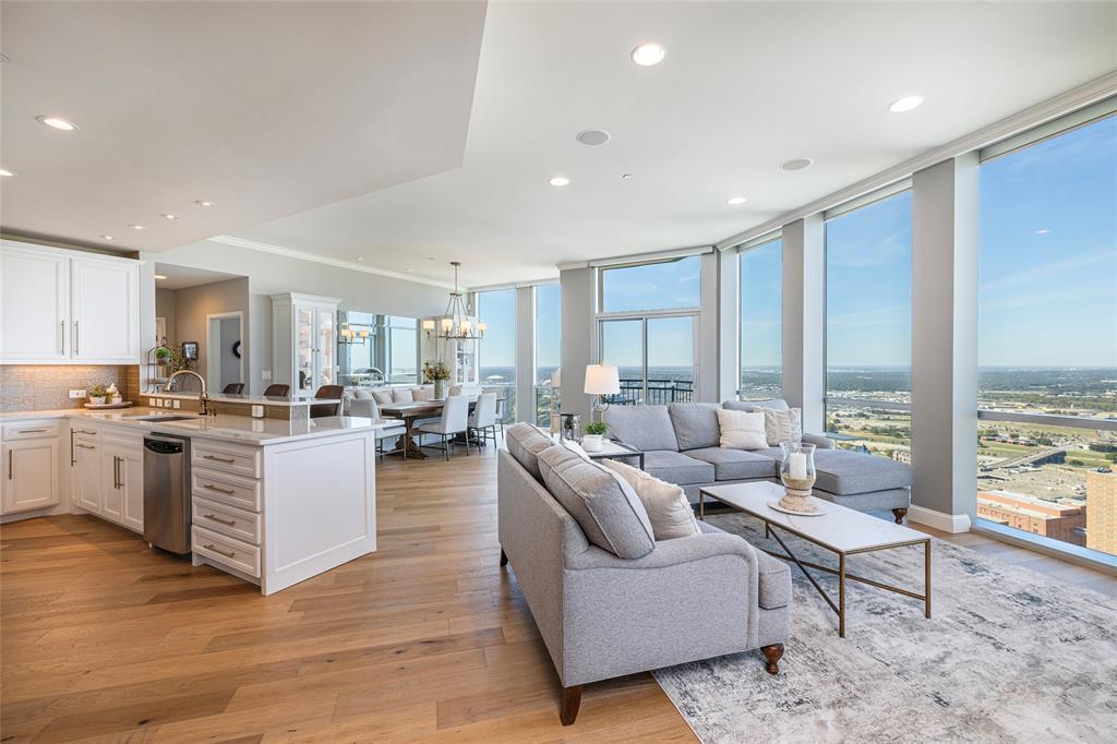 500 Throckmorton Street 3206