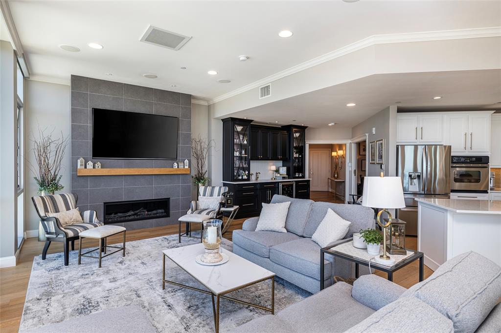 500 Throckmorton Street 3206