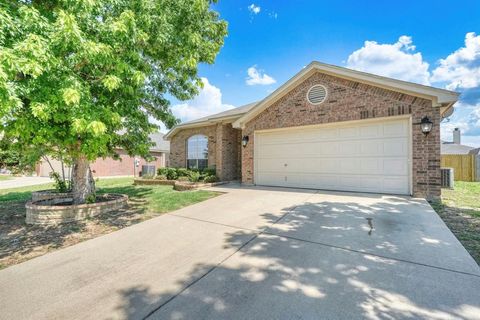 617 Creek Point Drive Saginaw TX 76179