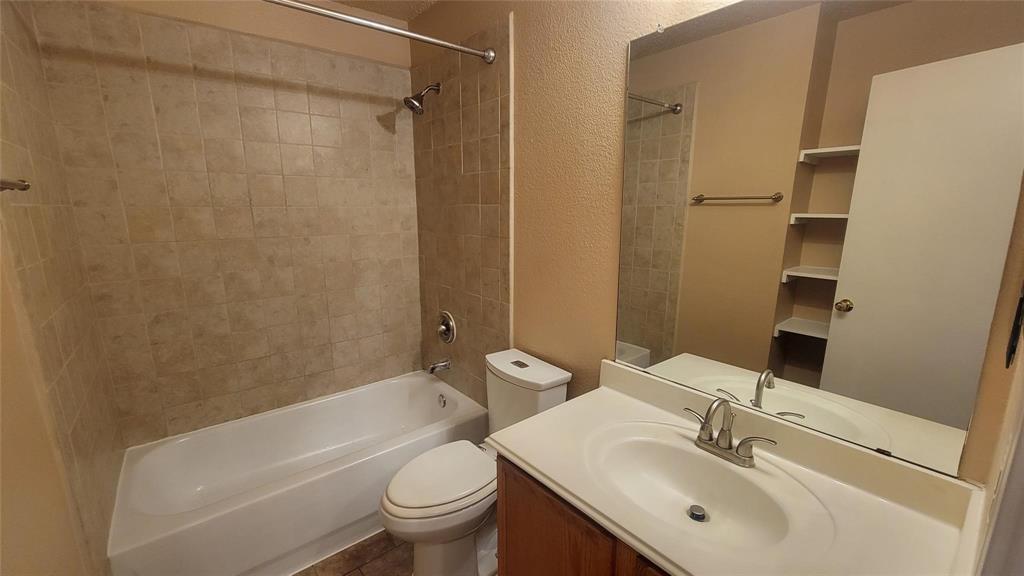 OAK HOLLOW ESTATES PHASE 1 [CAN], BLK D, LOT 7 - Residential Lease