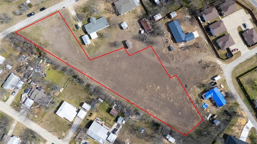 Incredible 1.5+ acre canvas for your dream home! This vacant land, nestled on a serene country street near downtown, offers a rare opportunity for home builders. Privately tucked away, envision your bespoke residence amidst nature's beauty. Seize this chance to craft your ideal haven!