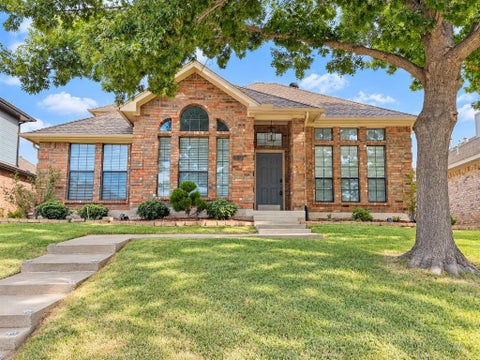 Photo of 1123 Emily Lane, Carrollton, TX 75010 (MLS # 21402723)