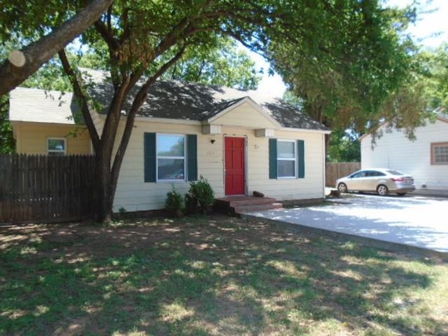 Adorable 2 bedroom home 1 bath home with a detached garage!

Pets allowed with owner's approval; no cats.***

owner is licensed sales person in Texas

Requires insurance and enrollment in the resident benefit package.