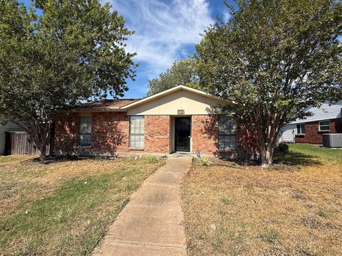 Photo of 705 Via Del Sur, Mesquite, TX 75150 (MLS # 21421079)