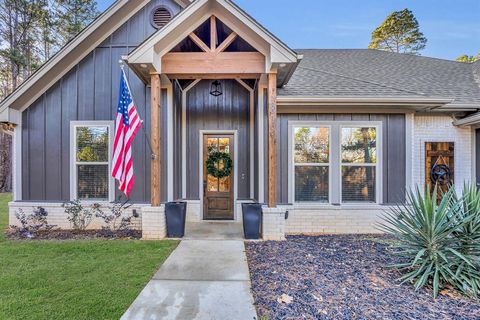 A home in Lindale