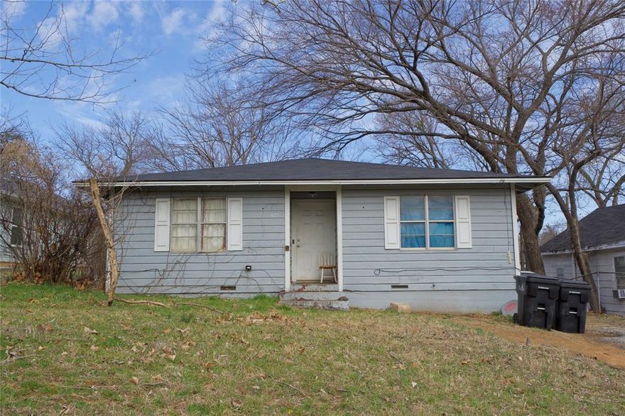 Investment opportunity in the growing community of Denison, Texas. This 4-bedroom, 1-bath home at 625 E Main St is currently tenant-occupied with renters paying $1,100 per month, offering immediate rental income for investors looking to expand their portfolio.
Located just minutes from downtown Denison, the property provides convenient access to local shops, restaurants, schools, and major highways. Denison continues to attract attention for its historic charm, strong sense of community, and proximity to Lake Texoma, making it a popular destination for both residents and visitors.
Whether you're looking for a steady rental property or a project with future potential, this property offers an affordable entry point into the Denison market.
Seller is also selling 1429 S Elm in Sherman with the mls number 21198367 AND the duplex at 1422 E Lamar. Feel free to make an offer for all three!