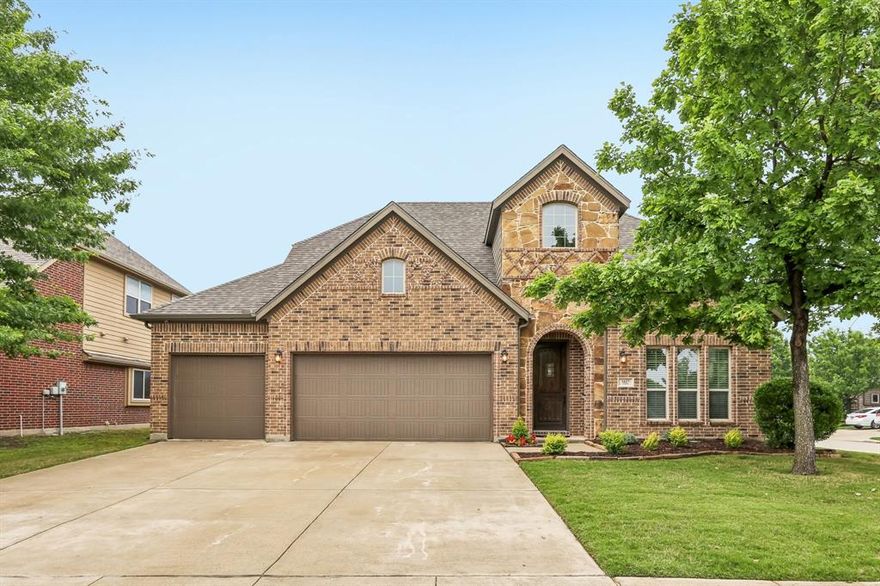 Beautiful home with 3 car garage and corner lot! Stunning curb appeal with stone elevation and speak
easy front door. Greet your guests with an open soaring ceiling entryway. Hand-scraped wood floors adorn
the entry, dining, hallways, family, and kitchen. Family room features a corner fireplace with stone hearth.
Gourmet kitchen with stylish painted cabinets, granite counters, large pantry, stainless appliances, and
tumbled marble backsplash. Primary Bedroom is perfect for king size furniture. Primary bath with dual
sinks, separate shower, & garden soaking tub. Backyard with covered patio is perfect for outdoor living &
entertaining. Recent updates Roof (2026), Appliances (2025), and AC (2024) This home is a MUST SEE!