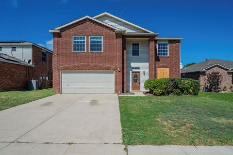 1112 Roundhouse Drive Saginaw TX 76131