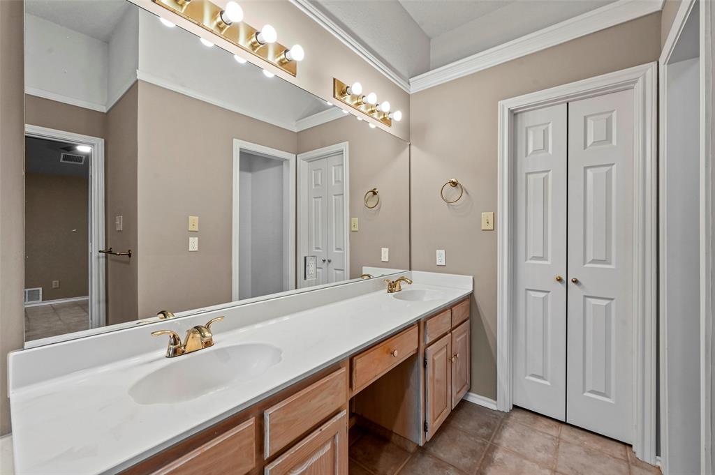 Carrollton, Texas 75010, United States, 3 Bedrooms Bedrooms, ,2 BathroomsBathrooms,Residential,Pending,5821