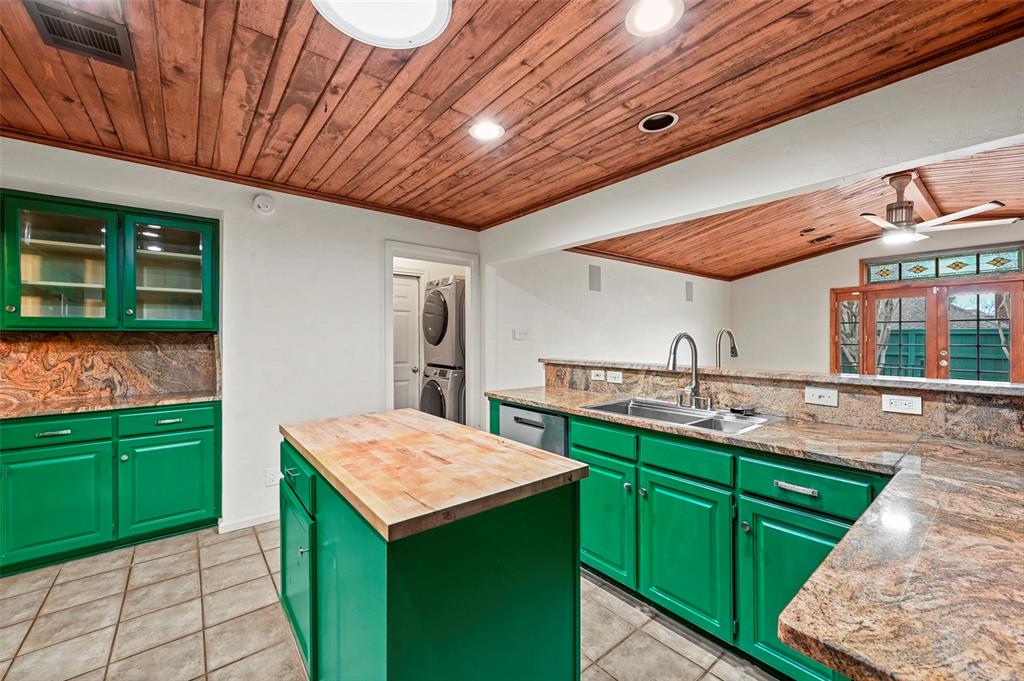 Carrollton, Texas 75010, United States, 3 Bedrooms Bedrooms, ,2 BathroomsBathrooms,Residential,Pending,5821