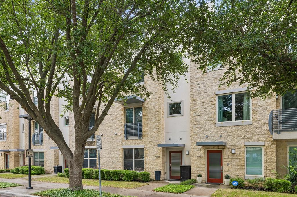 Lewis Court Twnhms - Residential