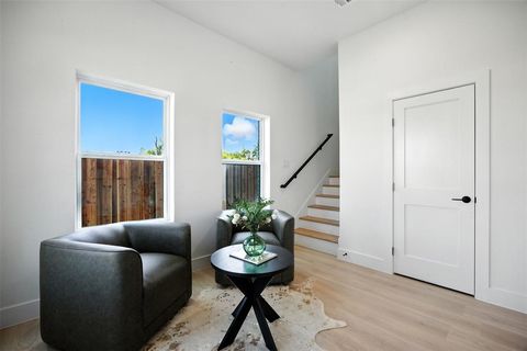 Tiny photo for 312 N Lancaster Avenue, Dallas, TX 75203 (MLS # 21046966)