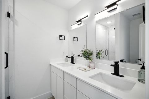 Tiny photo for 312 N Lancaster Avenue, Dallas, TX 75203 (MLS # 21046966)