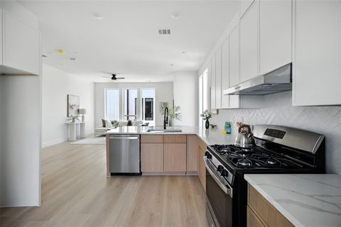 Tiny photo for 312 N Lancaster Avenue, Dallas, TX 75203 (MLS # 21046966)