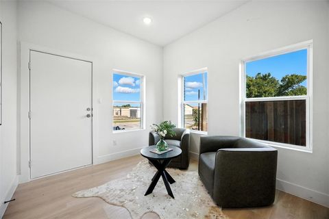 Tiny photo for 312 N Lancaster Avenue, Dallas, TX 75203 (MLS # 21046966)